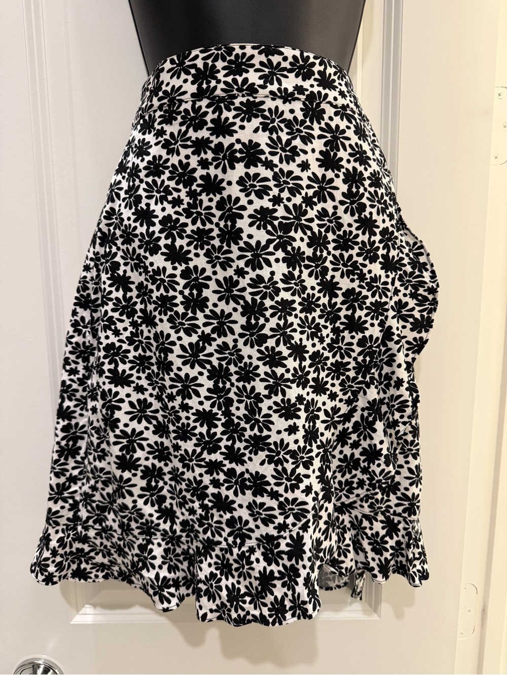 LOFT Floral Linen Blend Wrap Midi Skirt Black White Size 2